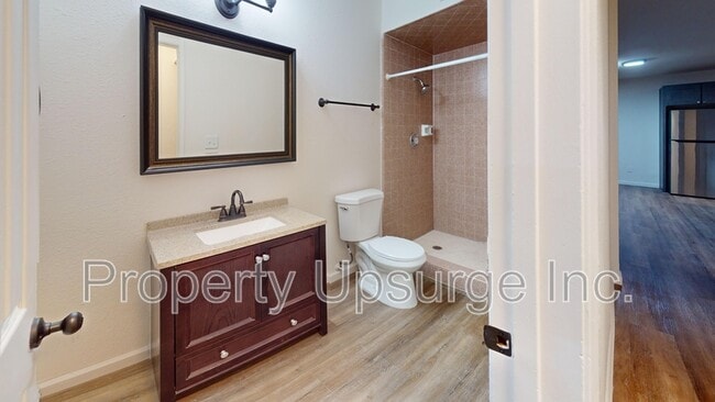 Photo - 415 Lake Blvd E