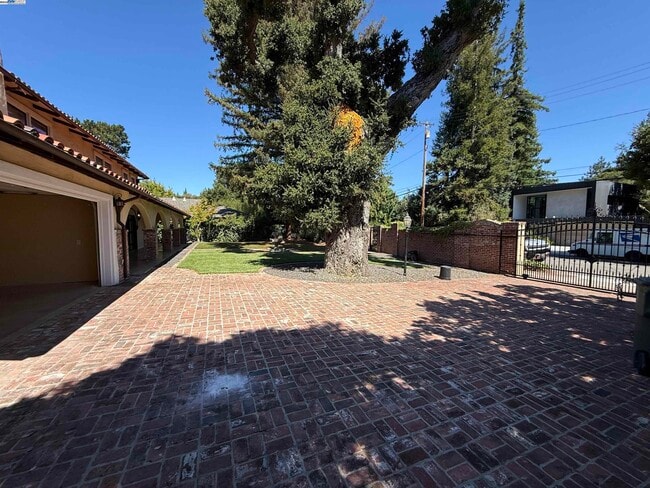 Photo - 470 Hale St