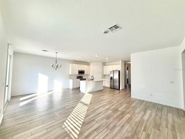 Photo - 2078 Derwent Dr