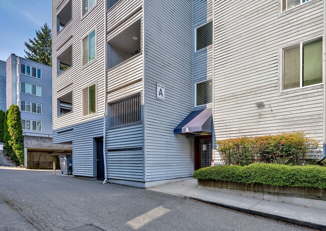 Building Photo - 2 bed 1.75 bath Apartment in Seattle