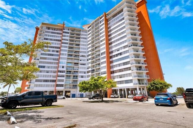 Building Photo - 1351 NE Miami Gardens Dr Unit 722E