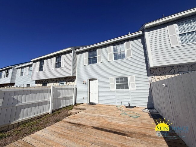 Building Photo - Charming Two-Story Townhome Near the Beach!