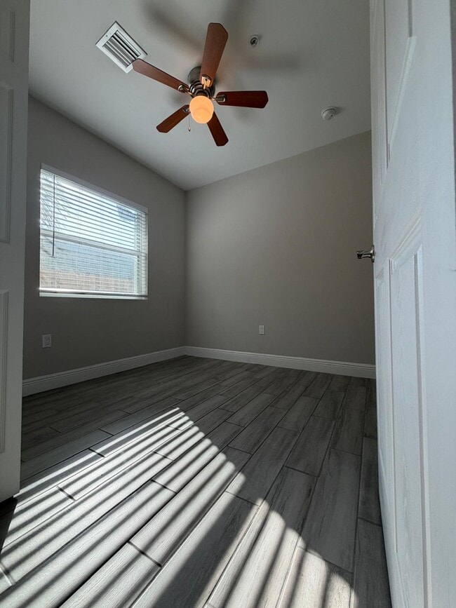 Building Photo - 1216 NW 6th Ct Unit 4