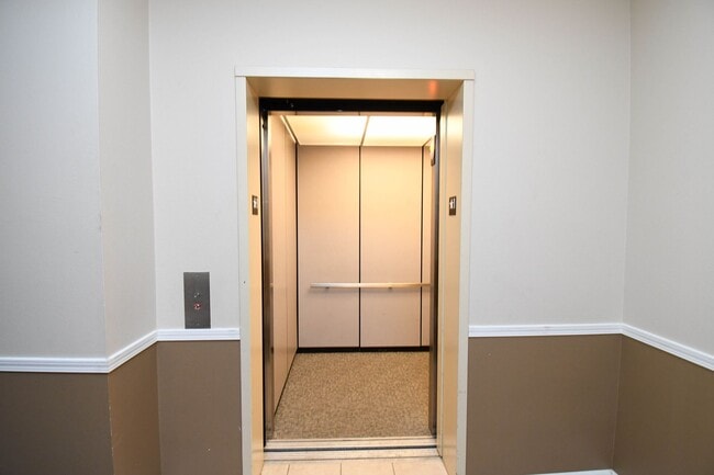 Photo - 7434 S Louise Ave Unidad 7434-301