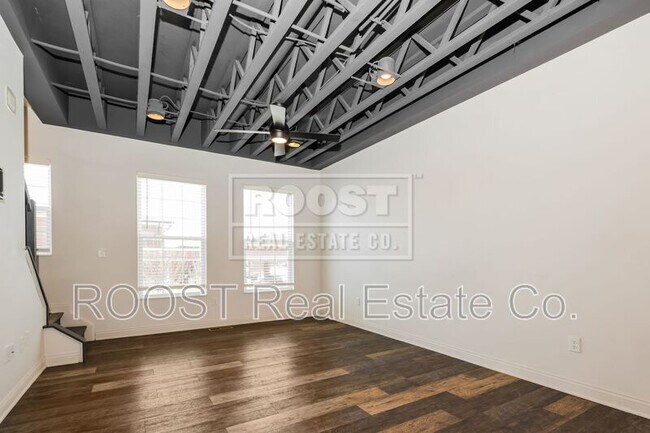 Photo - 10 N Center St