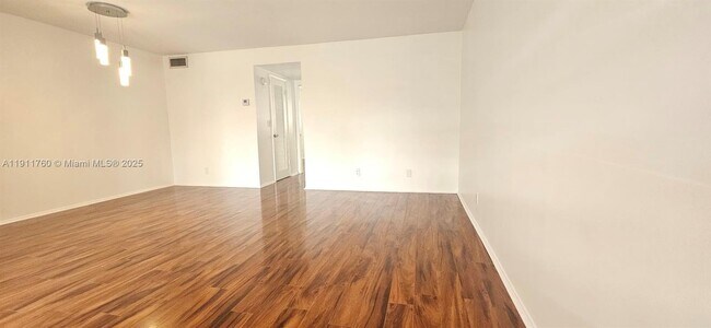 Photo - 300 Layne Blvd Unidad 313