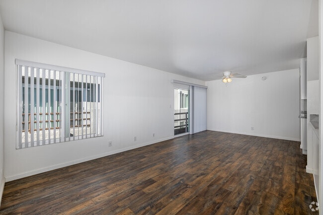 2BR, 2BA - 900SF - Living Room