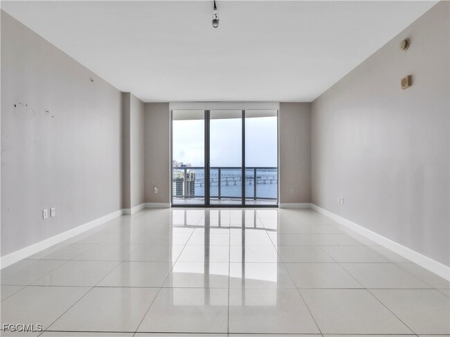 Building Photo - 3000 Oasis Grand Blvd Unit 2950 Rental
