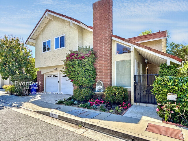 Building Photo - Stunning 5-Bedroom Home with Luxurious Fea...