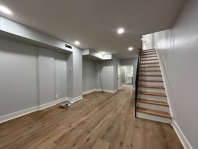 Building Photo - 3B1.5B house in East Passyunk area Available NOW