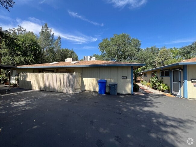Building Photo - 928 Unit B Rental