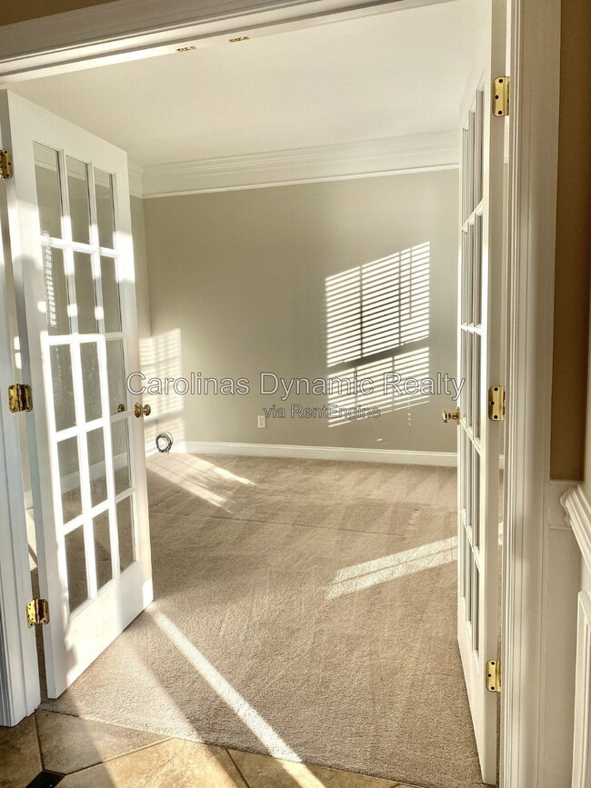Photo - 605 Queenswater Ln