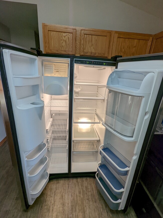 Refrigerador grande - 5212 Black Walnut Dr