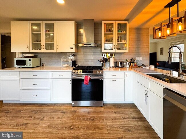 Photo - 10712 Warwick Ave