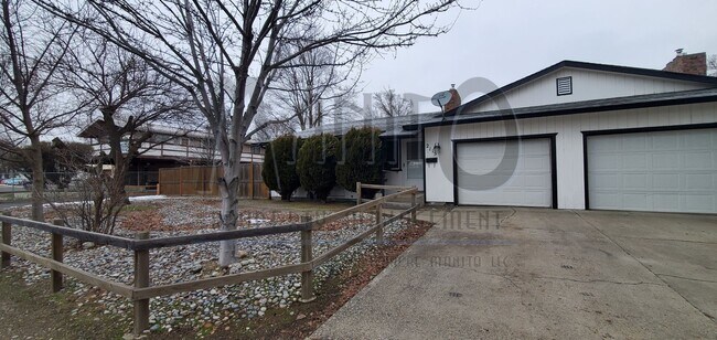 Photo - **COMING SOON** Large Clean Duplex Unidad 2115 E Liberty Avenue Duplex