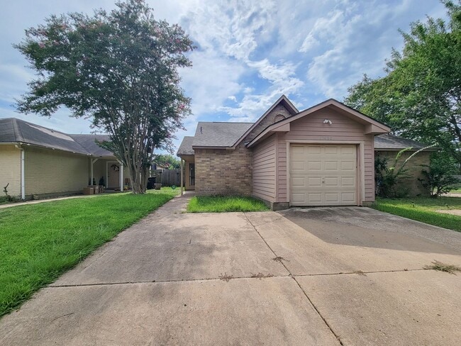 Building Photo - This charming home offers 3 bedrooms and 2...