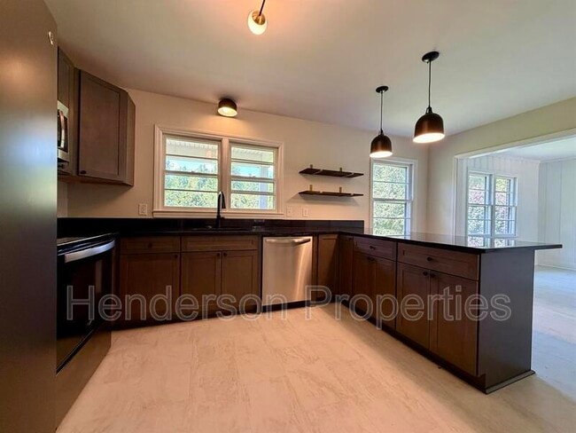 Photo - 6432 Woodland Cres