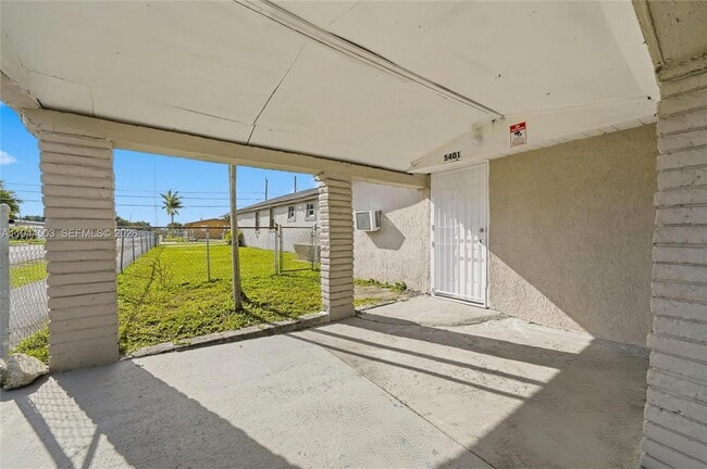 Building Photo - 5401 SW 20th St Unit B