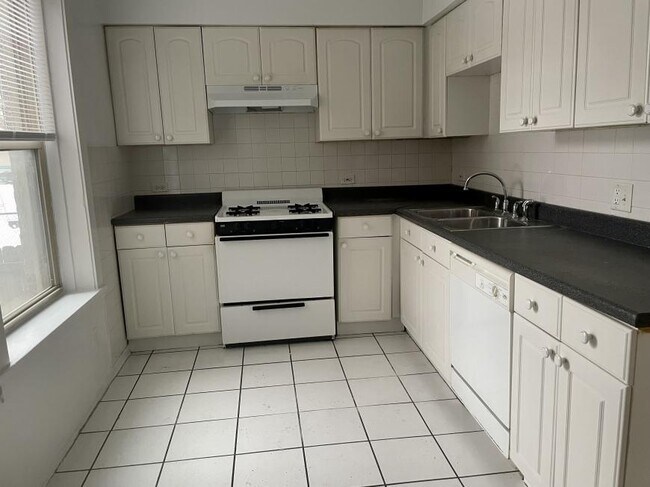 Building Photo - 1 bedroom in Evanston IL 60202 Unit 04-3