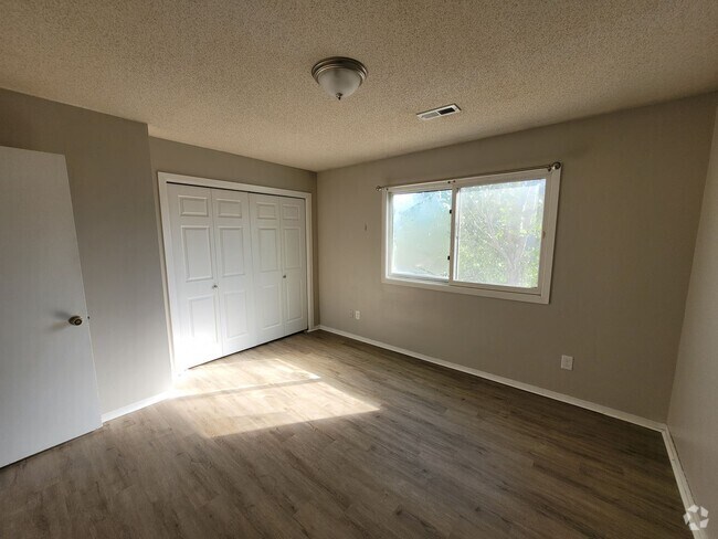 Building Photo - $1195 - 3 bedroom/ 2.5 bathroom - Townhome... Unit 42