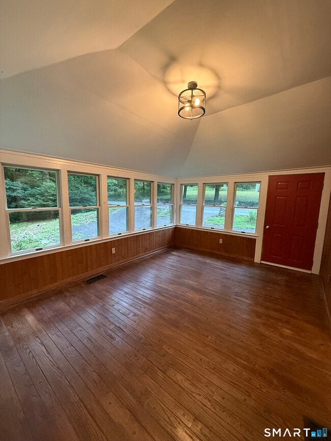 Photo - 205 Mountain Rd