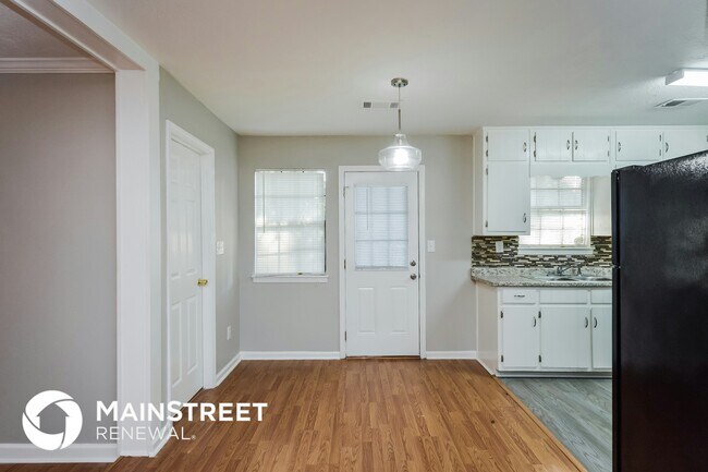 Photo - 619 Lakeridge Cir SE