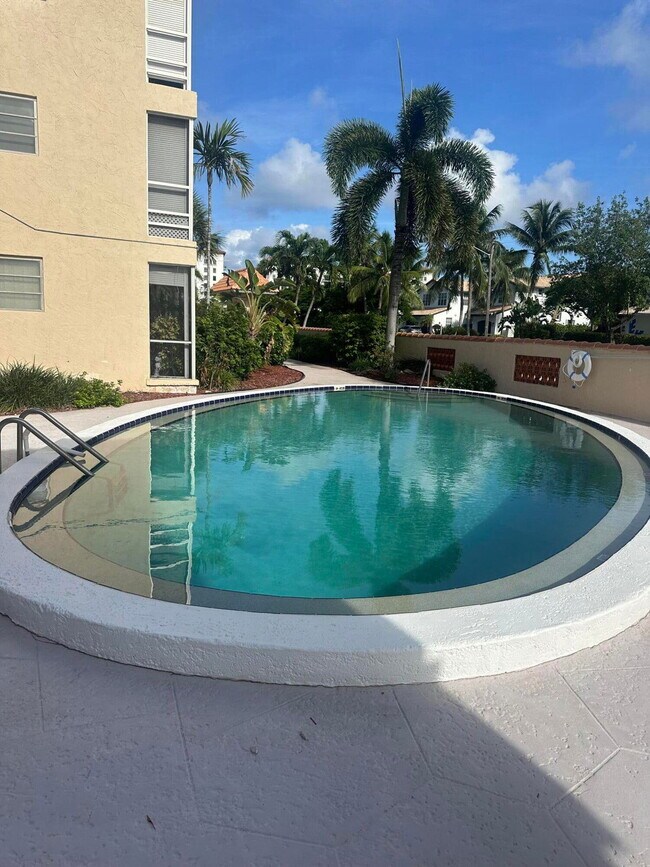 371 SW 8th St Unit 2HW