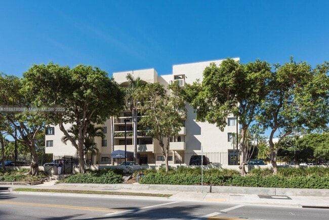 Building Photo - 2715 Tigertail Ave Unit 103