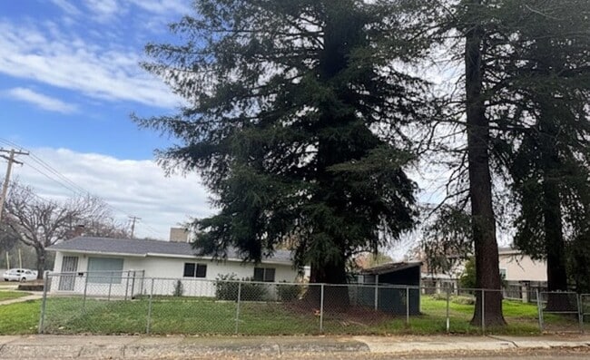 Building Photo - Conveniently Located Home with Attached Studio!