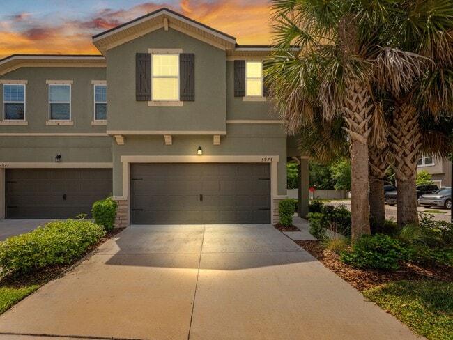 Building Photo - Absolutely stunning 4 BR + HUGE LOFT/3 Bathroom/2 Car Garage executive townhome