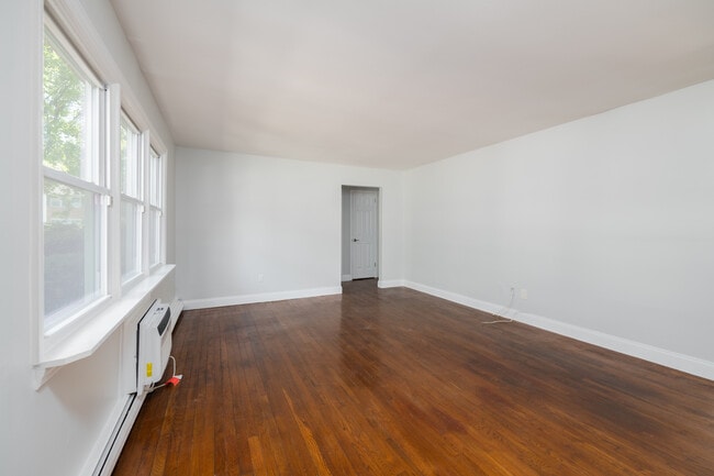 Building Photo - 96 East Ave Unit 33