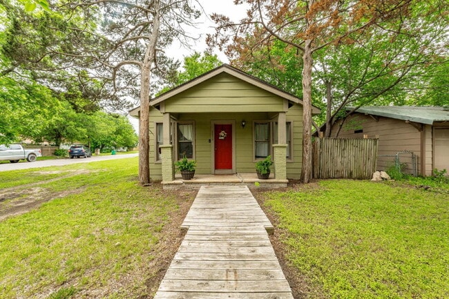 Building Photo - Cozy 2 bedroom on corner lot with privacy ... Rental
