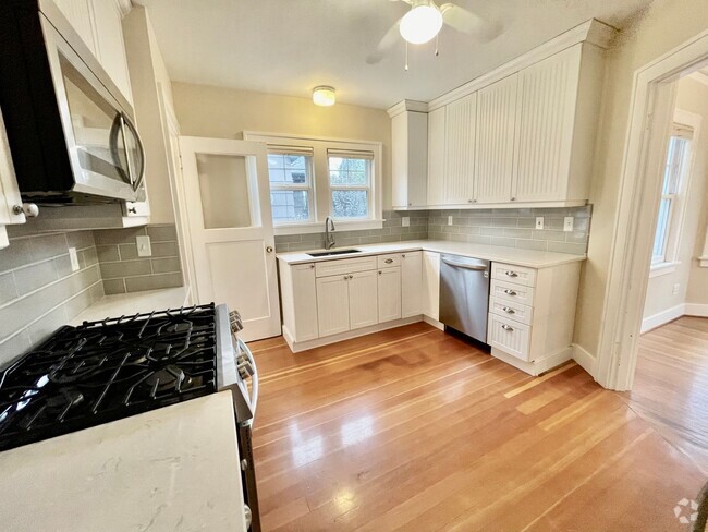 Building Photo - Rare Find, Large 3bd/2bathroom House Near ...