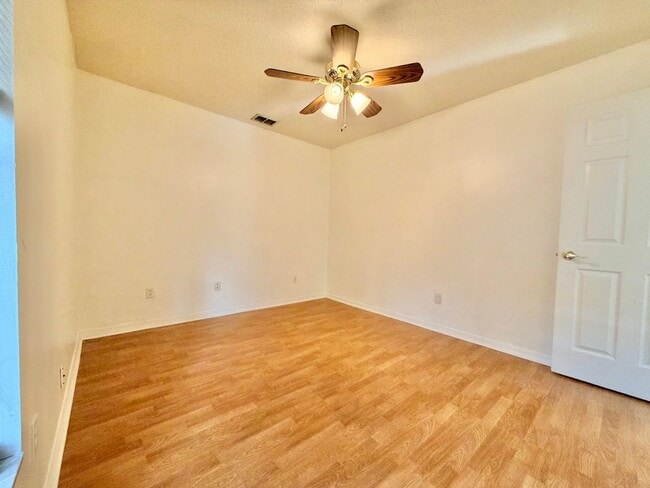Photo - Large and Spacious 4/2 in Ideal Location!
