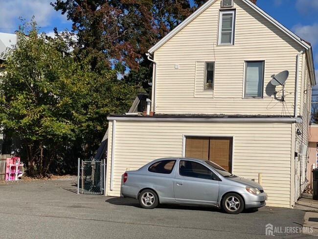 Building Photo - 116 Woodbridge Ave Rental