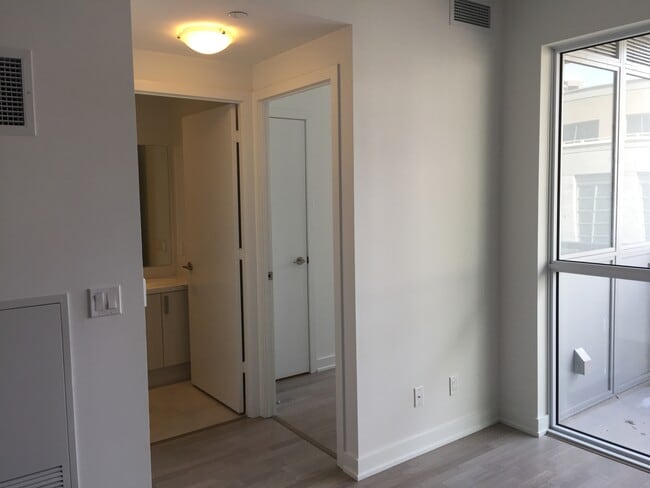 Photo - 501-501 St Clair Ave W