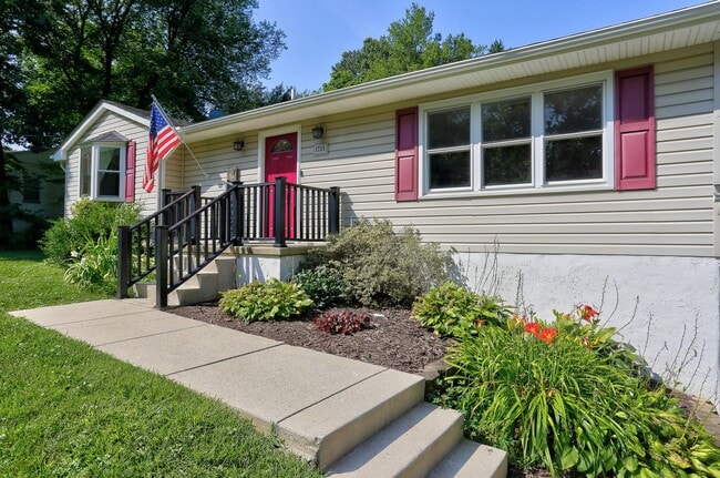 Photo - 1735 Maple Ave