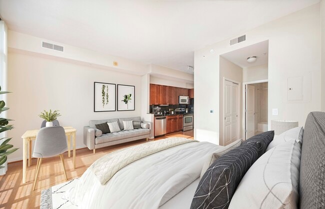 MAA Carlyle Square