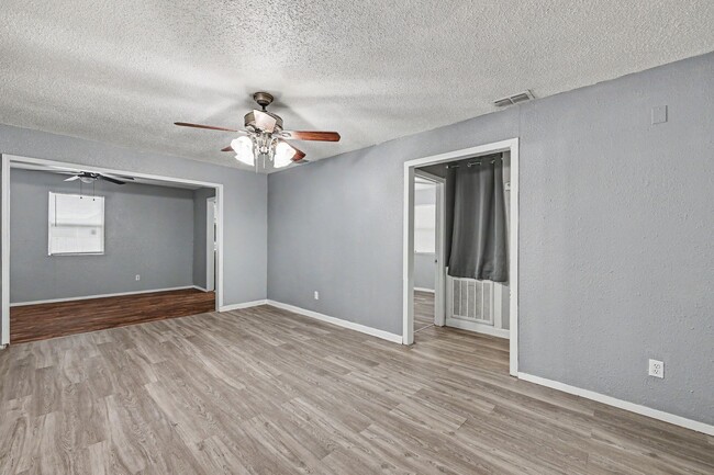 Photo - SPACIOUS! LOCATION!