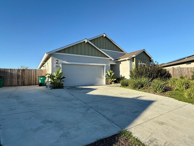 Building Photo - Beautiful 3 bedroom 2 bath w/Pool available in Orland!