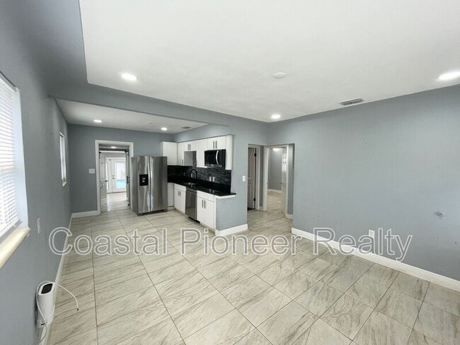 Photo - 3428 Ithaca St N
