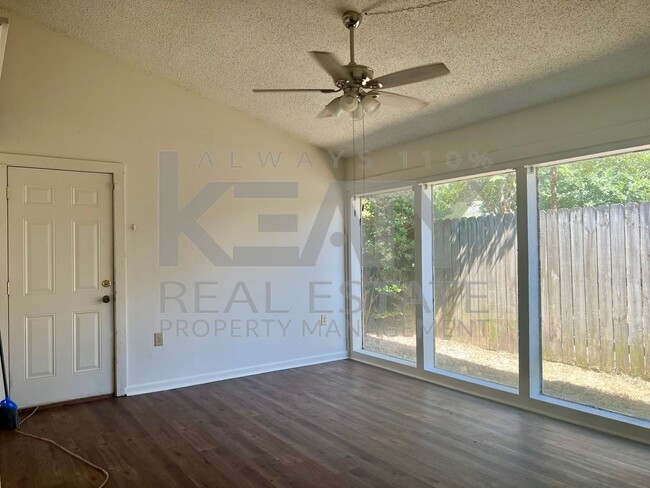 Building Photo - 809 Fox Run Ave Unit 1