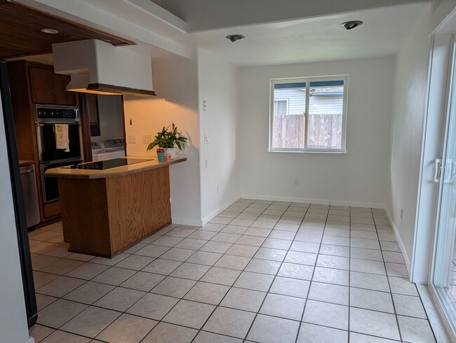 Photo - 825 N Laventure Rd