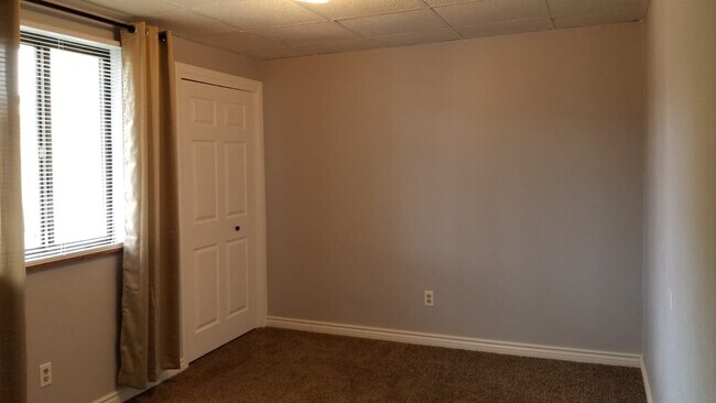 One closet - 424 Waddell Ave