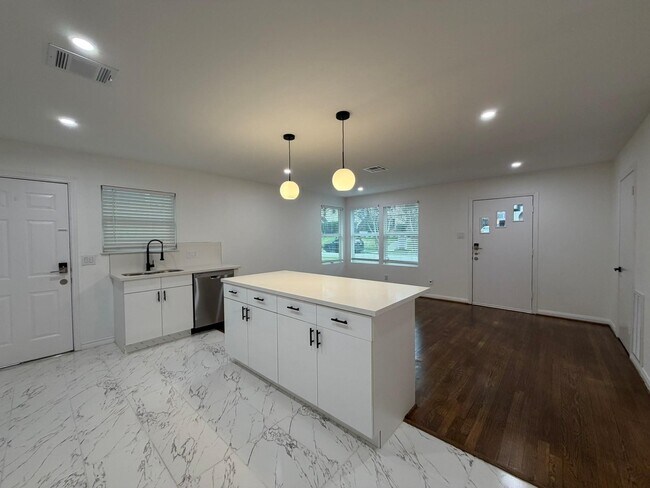 Photo - 1972 W McKinney St