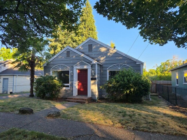 Three Bedroom with Fenced Backyard and Shed - Three Bedroom with Fenced Backyard and Shed House
