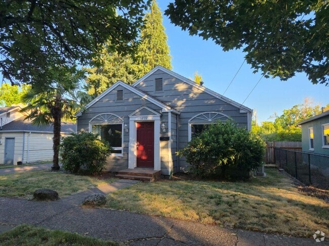Building Photo - Three Bedroom with Fenced Backyard and Shed Rental