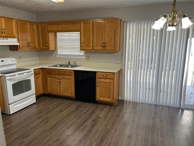 Photo - 326 Leafmore Rd SW