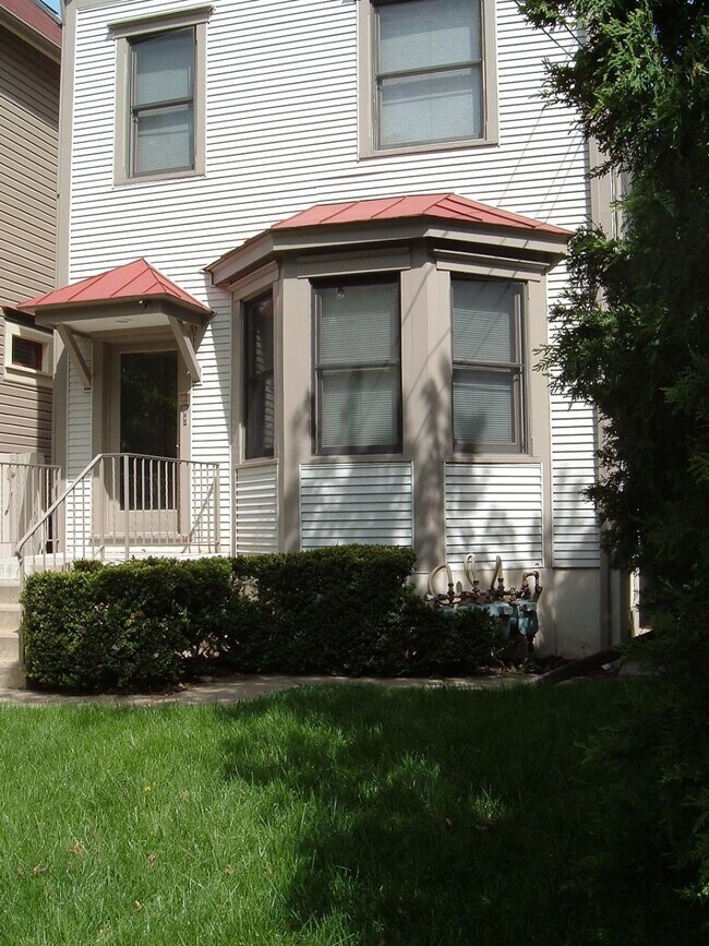 Frente - 5517 Claybourne St
