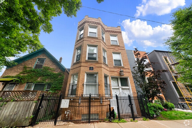 Building Photo - 2348 W Moffat St Unit 2R Rental